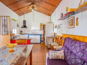 Il comprend un salon avec une table et une cuisine. dans l'établissement Cubo's La Casa del Abuelo, à Ardales