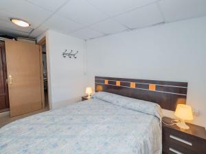 - une chambre avec un grand lit et une couverture bleue dans l'établissement Cubo's La Casa del Abuelo, à Ardales