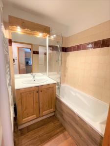 une salle de bain avec une baignoire, un lavabo et une douche dans l'établissement CosyRefuges - Le Refuge des Marmottes, à Vars