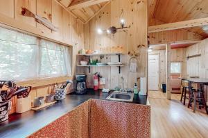 cocina con fregadero y encimera en Davis Cabin en Otter Creek