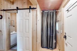 baño con ducha y puerta en Davis Cabin en Otter Creek