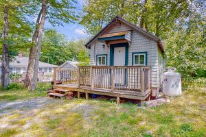 una pequeña casa con porche y patio en Davis Cabin en Otter Creek