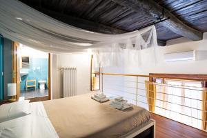 1 dormitorio con 1 cama grande y techo de madera en Napoli Napoli Rooms, en Nápoles