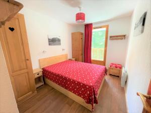 une petite chambre avec un lit et une fenêtre dans l'établissement CosyRefuges - Le Refuge des Marmottes, à Vars