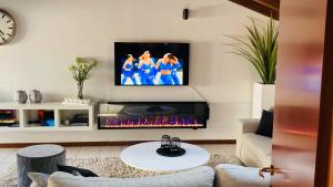 TV a/nebo společenská místnost v ubytování CasaCamelia 35, 3 BDRM with view Lake Como