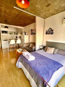 سرير أو أسرّة في غرفة في Hermoso Monoambiente en el corazón de Villa Crespo