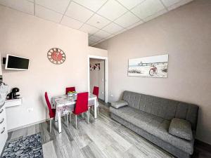 un soggiorno con divano e tavolo di Appartamenti Sole&Mare a Polignano a Mare