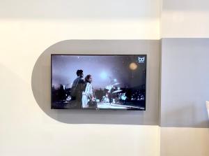 Un televisor de pantalla plana colgado en una pared en jessica' 1 bed studio condo in canter, en Ho Chi Minh