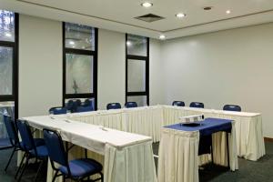a conference room with tables and chairs and windows at Address São Paulo Faria Lima by Intercity in Sao Paulo
