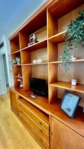 Telewizja i/lub zestaw kina domowego w obiekcie Deyanira Suite, Aeropuerto, IFEMA