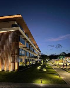 um grande edifício com um relvado em frente em Ipioca Beach Resort em Maceió