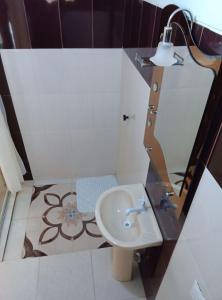 Baño pequeño con lavabo y espejo en H.Espejo, en Copacabana