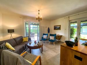a living room with a couch and a table at Lago Lodge Claudia in Domaso
