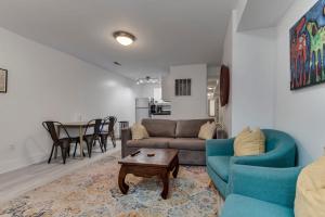 ein Wohnzimmer mit einem Sofa und einem Tisch in der Unterkunft Charming 2BD in Hip Neighborhood - 3 Blks to Metro in Washington