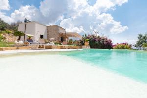 una piscina di fronte a una villa di VILLA Alessandra a Marina di Pescoluse