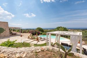 een afbeelding van een villa met zwembad bij VILLA Alessandra in Marina di Pescoluse