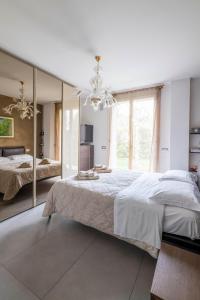 a bedroom with a large bed and a large mirror at R&B Il Melograno in Formigine