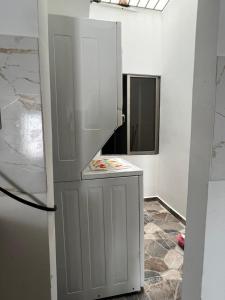 una cucina con frigorifero in camera di Espectacular apartamento central a Montería