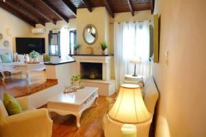 Menta House في Potamós: غرفة معيشة مع أريكة ومدفأة