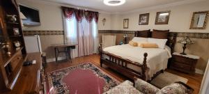 1 dormitorio con 1 cama y 1 sofá en All Seasons Bed & Breakfast, en Mississauga