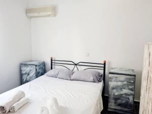 1 dormitorio con 1 cama con 2 toallas en Nàra house 2, en Artemida