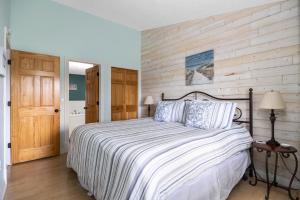 Ένα ή περισσότερα κρεβάτια σε δωμάτιο στο Beachside 329 Waterfront Condo +18 φωτογραφίες