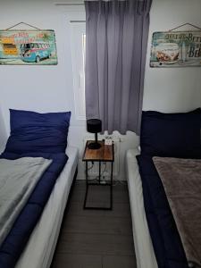 1 dormitorio con 2 camas y mesa. en Heimathafen, en Lathum
