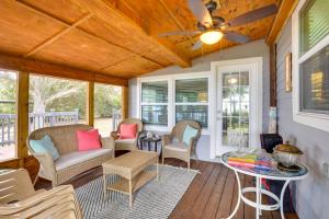 eine abgeschirmte Veranda mit Stühlen und einem Tisch in der Unterkunft Frostproof Lakefront Home with Screened-In Porches! in Frostproof