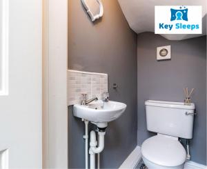 a bathroom with a toilet and a sink at Key Sleeps- Spacious - Contractor House - Central Location - Garden - Lincolnshire in Lincolnshire