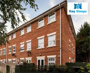 a red brick building with a key steps sign on it at Key Sleeps- Spacious - Contractor House - Central Location - Garden - Lincolnshire in Lincolnshire