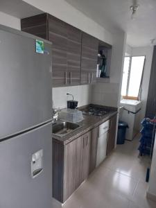 佩雷拉的住宿－Apartamento hogareño，厨房配有水槽和冰箱