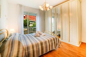 een slaapkamer met een bed en een groot raam bij Roger's Apartment in Siena