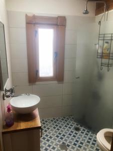 bagno con lavandino e doccia di Ananda a Hararit