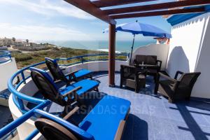 エリセイラにあるMarquinhos do Mar by AcasaDasCasasのテーブルと椅子付きの家のバルコニーから景色を望めます。