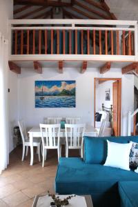 een woonkamer met een blauwe bank en een tafel bij Villa Tenedos in Skopelos Town