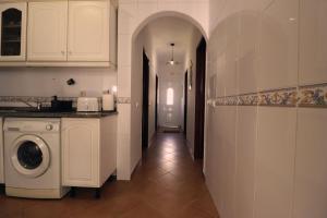 波爾蒂芒的住宿－Urban Beach - A Algarvia，走廊上的厨房配有洗衣机