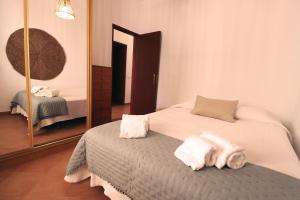 波爾蒂芒的住宿－Urban Beach - A Algarvia，一间卧室配有带毛巾的床