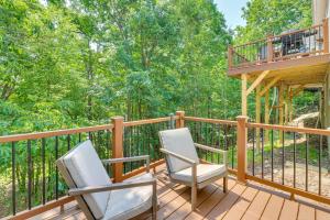 En balkon eller terrasse på Poconos Retreat with Private Deck and Lake Views