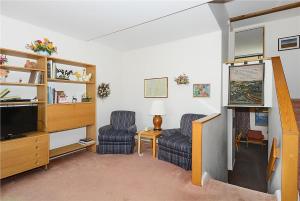 sala de estar con 2 sillas y TV en Notchbrook 24AB en Stowe