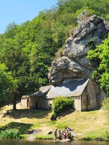 een groep mensen die in het water voor een gebouw staan bij Céleste In in Port-Louis