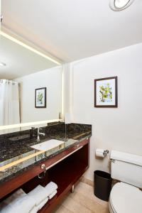 een badkamer met een wastafel en een toilet bij Renaissance Seattle Hotel in Seattle