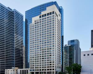 un edificio alto con muchas ventanas en una ciudad en Renaissance Seattle Hotel en Seattle