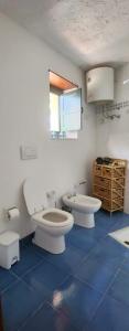 bagno con 2 servizi igienici e lavandino di Villa Chiara a Filicudi