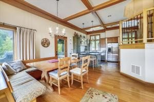 cocina y sala de estar con mesa y sillas en Trapp Villa 29 en Stowe