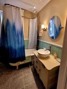Ванна кімната в Canalside Restaurant, Inn & Kitchen Store