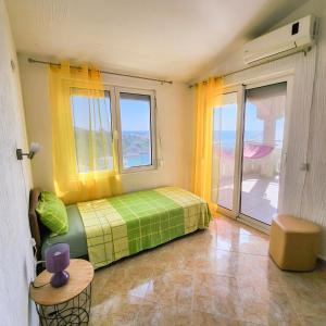 a bedroom with a bed and a large window at Villa Blanca in Utjeha