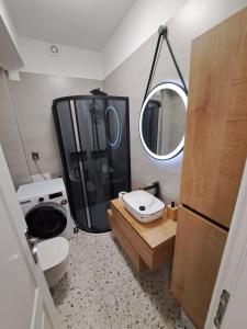 塞尼Apartment Joja的带淋浴、卫生间和盥洗盆的浴室