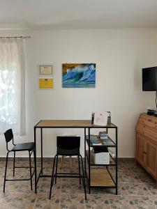 a table and two chairs in a room at Agriturismo Graziano e Barbara in Porto Conte
