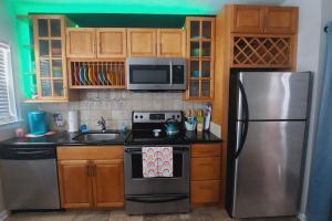 Itz a Vibe - 1 bedroom studio in the heart of DTSP的厨房或小厨房