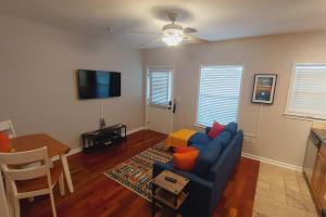 a living room with a blue couch and a table at Itz a Vibe - 1 bedroom studio in the heart of DTSP in St Petersburg